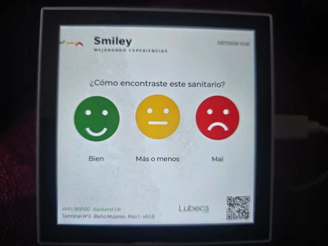 Panel Luckfox mostrando la pantalla de opinión con las tres caritas